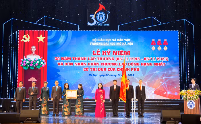 Phó Chủ tịch nước Võ Thị Ánh Xuân trao Huân chương Lao động hạng Nhất cho Trường Đại học Mở Hà Nội