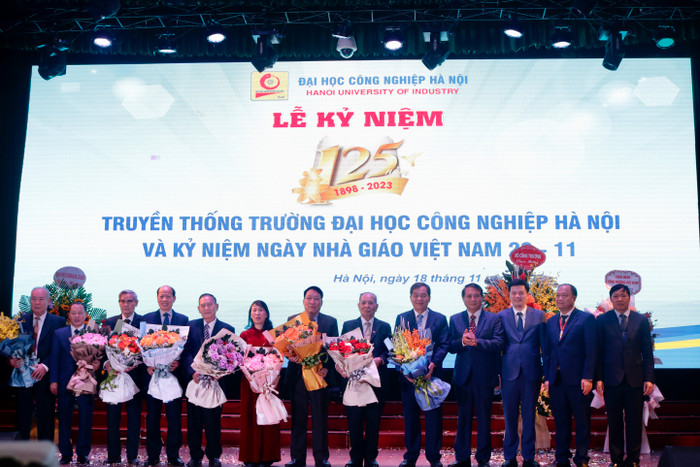 Trường Đại học Công nghiệp Hà Nội tặng hoa tri ân những đóng góp của các thầy cô nguyên lãnh đạo nhà trường, các nhà giáo nhân dân, nhà giáo ưu tú Trường Đại học Công nghiệp Hà Nội tặng hoa tri ân những đóng góp của các thầy cô nguyên lãnh đạo nhà trường, các nhà giáo nhân dân, nhà giáo ưu tú