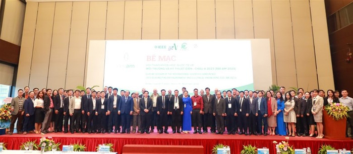 Các đại biểu chụp ảnh lưu niệm tại lễ bế mạc Các đại biểu chụp ảnh lưu niệm tại lễ bế mạc