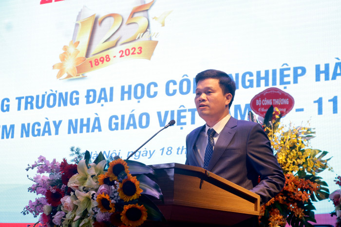 Tiến sĩ Kiều Xuân Thực - Hiệu trưởng Trường Đại học Công nghiệp Hà Nội phát biểu Tiến sĩ Kiều Xuân Thực - Hiệu trưởng Trường Đại học Công nghiệp Hà Nội phát biểu