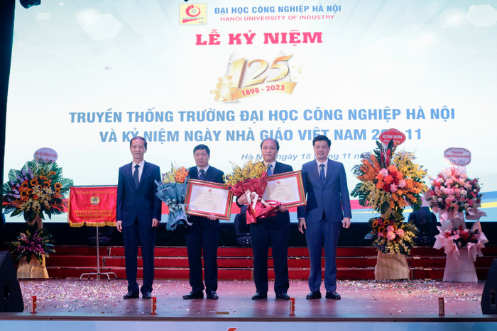 Phó giáo sư Phạm Văn Bổng - Phó Hiệu trưởng và Tiến sĩ Hoàng Mạnh Kha - Trưởng Khoa Điện tử, Trường Đại học Công nghiệp Hà Nội nhận bằng khen của Tổng Liên đoàn lao động Việt Nam Phó giáo sư Phạm Văn Bổng - Phó Hiệu trưởng và Tiến sĩ Hoàng Mạnh Kha - Trưởng Khoa Điện tử, Trường Đại học Công nghiệp Hà Nội nhận bằng khen của Tổng Liên đoàn lao động Việt Nam