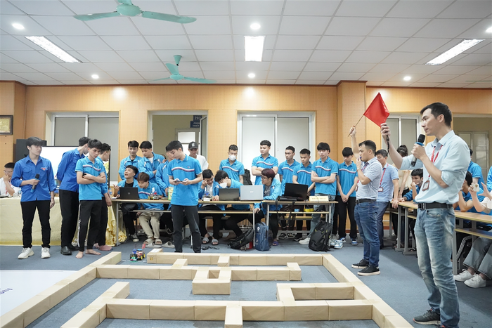 Sinh viên khối ngành Cơ điện, Trường Đại học Công nghiệp Dệt May Hà Nội tại chung kết cuộc thi lập trình điều khiển robot 2023 do Trường tổ chức. Ảnh: HTU Sinh viên khối ngành Cơ điện, Trường Đại học Công nghiệp Dệt May Hà Nội tại chung kết cuộc thi lập trình điều khiển robot 2023 do Trường tổ chức. Ảnh: HTU