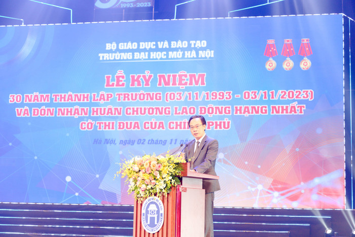 Thứ trưởng Bộ Giáo dục và Đào tạo Hoàng Minh Sơn phát biểu chúc mừng Trường Đại học Mở Hà Nội