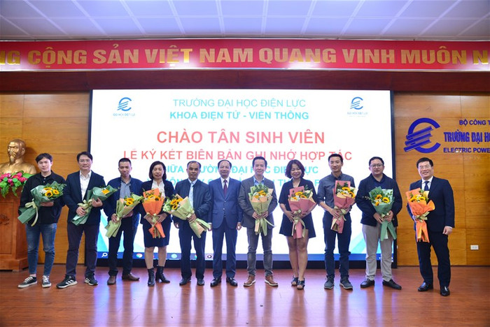 Khoa Điện tử - Viễn thông tặng hoa lãnh đạo FPT Telecom và các cơ quan, doanh nghiệp tham dự lễ ký kết hợp tác
