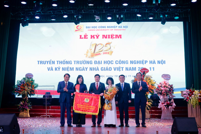 Công đoàn Trường Đại học Công nghiệp Hà Nội nhận Cờ thi đua do Công đoàn Công Thương Việt Nam trao tặng Công đoàn Trường Đại học Công nghiệp Hà Nội nhận Cờ thi đua do Công đoàn Công Thương Việt Nam trao tặng