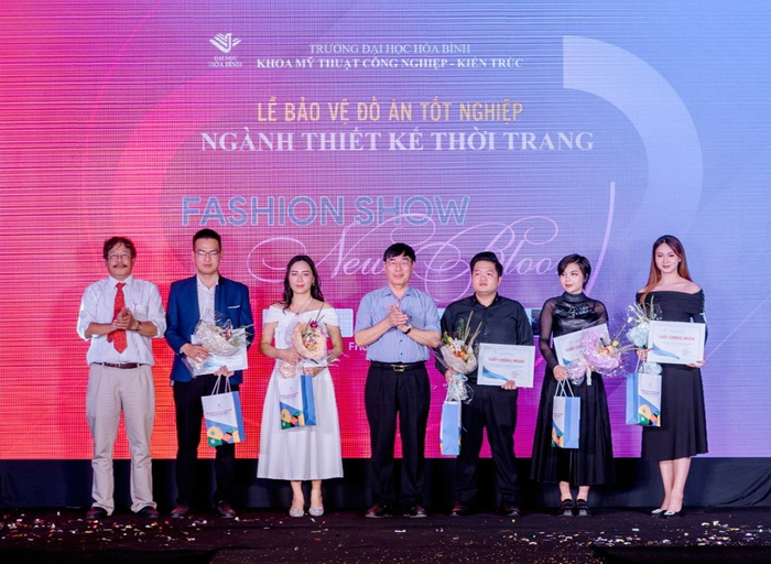 Tiến sĩ Đào Hải - Phó Hiệu trưởng và Thạc sĩ Lê Thân- Trưởng khoa Mĩ thuật Công nghiệp và Kiến trúc tặng hoa các nhà tài trợ Tiến sĩ Đào Hải - Phó Hiệu trưởng và Thạc sĩ Lê Thân- Trưởng khoa Mĩ thuật Công nghiệp và Kiến trúc tặng hoa các nhà tài trợ