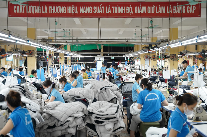 Trung tâm Sản xuất dịch vụ với dây chuyền sản xuất hiện đại, là nơi thực tập, thực hành của sinh viên Trường Đại học Công nghiệp dệt may Hà Nội. Ảnh: HTU Trung tâm Sản xuất dịch vụ với dây chuyền sản xuất hiện đại, là nơi thực tập, thực hành của sinh viên Trường Đại học Công nghiệp dệt may Hà Nội. Ảnh: HTU