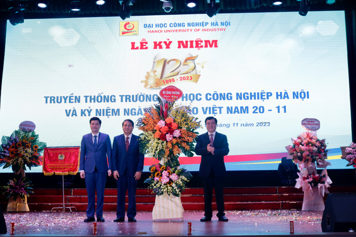 Tiến sĩ Kiều Xuân Thực (ngoài cùng bên trái) cùng Phó giáo sư Lê Hồng Quân (ở giữa) - Chủ tịch Hội đồng trường lên nhận lẵng hoa của Bộ Công Thương chúc mừng nhân dịp 125 năm truyền thống của nhà trường Tiến sĩ Kiều Xuân Thực (ngoài cùng bên trái) cùng Phó giáo sư Lê Hồng Quân (ở giữa) - Chủ tịch Hội đồng trường lên nhận lẵng hoa của Bộ Công Thương chúc mừng nhân dịp 125 năm truyền thống của nhà trường