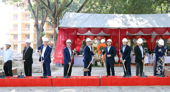 Phó Chủ tịch Ủy ban nhân dân tỉnh Vĩnh Phúc - ông Nguyễn Văn Khước và các đại biểu thực hiện nghi thức động thổ dự án. Ảnh: vinhphuc.gov.vn Phó Chủ tịch Ủy ban nhân dân tỉnh Vĩnh Phúc - ông Nguyễn Văn Khước và các đại biểu thực hiện nghi thức động thổ dự án. Ảnh: vinhphuc.gov.vn