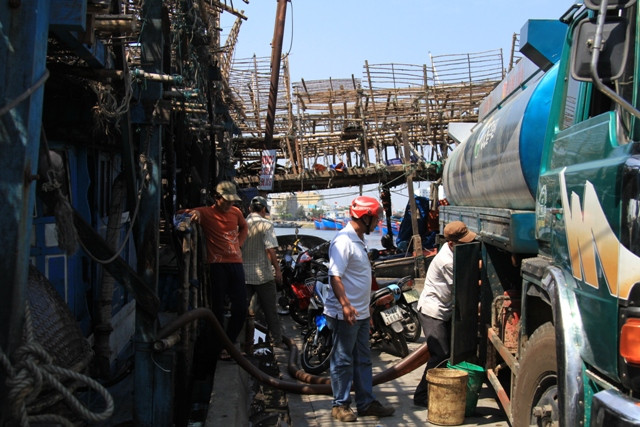 Từ việc tiếp nhiên liệu... Từ việc tiếp nhiên liệu...