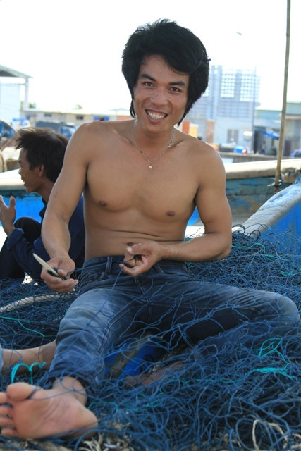 Chàng ngư dân trẻ tên là Úy (trú Quảng Ngãi) cho biết dù khó khăn, vất vả đến đâu thì anh cùng những ngư dân khác vẫn kiên cường bám biển. "Lưới rách thì vá lại, tàu bị tấn công hư hỏng thì sửa...nhưng tinh thần bám biển quật cường của anh em chúng tôi sẽ không thế lực thù địch nào cản nổi", ngư dân trẻ Úy tự hào tâm sự. Chàng ngư dân trẻ tên là Úy (trú Quảng Ngãi) cho biết dù khó khăn, vất vả đến đâu thì anh cùng những ngư dân khác vẫn kiên cường bám biển. "Lưới rách thì vá lại, tàu bị tấn công hư hỏng thì sửa...nhưng tinh thần bám biển quật cường của anh em chúng tôi sẽ không thế lực thù địch nào cản nổi", ngư dân trẻ Úy tự hào tâm sự.