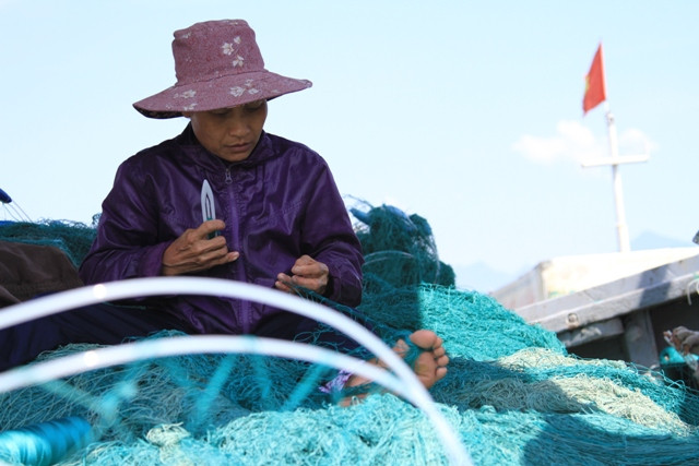 "Chúng tôi là đàn bà con gái không ra biển lớn được, ở nhà làm hậu phương vững chắc để người thân mình đi biển yên tâm sản xuất, bám biển, bảo vệ chủ quyền", một vợ của ngư dân tâm sự. "Chúng tôi là đàn bà con gái không ra biển lớn được, ở nhà làm hậu phương vững chắc để người thân mình đi biển yên tâm sản xuất, bám biển, bảo vệ chủ quyền", một vợ của ngư dân tâm sự.