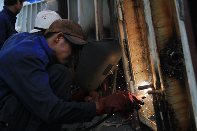 ...nhưng ai nấy đều cảm thấy tự hào vì công việc. "Chúng tôi nhanh chóng sửa chữa lại những con tàu "bị thương" từ Hoàng Sa về, góp phần nhỏ bé vào việc bảo vệ chủ quyền biển đảo thiêng liêng của Tổ quốc", một công nhân tâm sự. ...nhưng ai nấy đều cảm thấy tự hào vì công việc. "Chúng tôi nhanh chóng sửa chữa lại những con tàu "bị thương" từ Hoàng Sa về, góp phần nhỏ bé vào việc bảo vệ chủ quyền biển đảo thiêng liêng của Tổ quốc", một công nhân tâm sự.