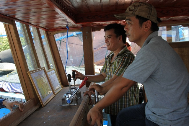 Đi theo tàu có hàng chục ngư dân mang theo nhiên liệu, thực phẩm...ra cung cấp cho những tàu khác đang đánh bắt hải sản vùng biển Hoàng Sa. Đồng thời thu mua sản phẩm đưa vào đất liền để các tàu của các ngư dân khác tiếp tục bám biển, không mất thời gian quay vào bờ. "Ngoài nhiệm vụ cung cấp nhiên liệu, thực phẩm...thu mua sản phẩm, cho tàu bạn, chúng tôi còn thực hiện nhiệm vụ đánh bắt hải sản", ông Toàn cho biết. Đi theo tàu có hàng chục ngư dân mang theo nhiên liệu, thực phẩm...ra cung cấp cho những tàu khác đang đánh bắt hải sản vùng biển Hoàng Sa. Đồng thời thu mua sản phẩm đưa vào đất liền để các tàu của các ngư dân khác tiếp tục bám biển, không mất thời gian quay vào bờ. "Ngoài nhiệm vụ cung cấp nhiên liệu, thực phẩm...thu mua sản phẩm, cho tàu bạn, chúng tôi còn thực hiện nhiệm vụ đánh bắt hải sản", ông Toàn cho biết.