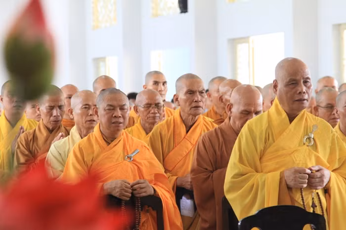 Để thiết lập hòa bình và hài hòa giữa nhân loại, mỗi một người trước tiên phải học tập phương pháp thực hành nhằm đưa đến sự chấm dứt của tham lam, sân hận và si mê, nguồn gốc của tất cả các quyền lực đầy tội lỗi. Nếu nhân loại có thể diệt tận tất cả những thế lực xấu xa này thì khoan dung và hòa bình sẽ xuất hiện mọi nơi trên thế giới bất an này.