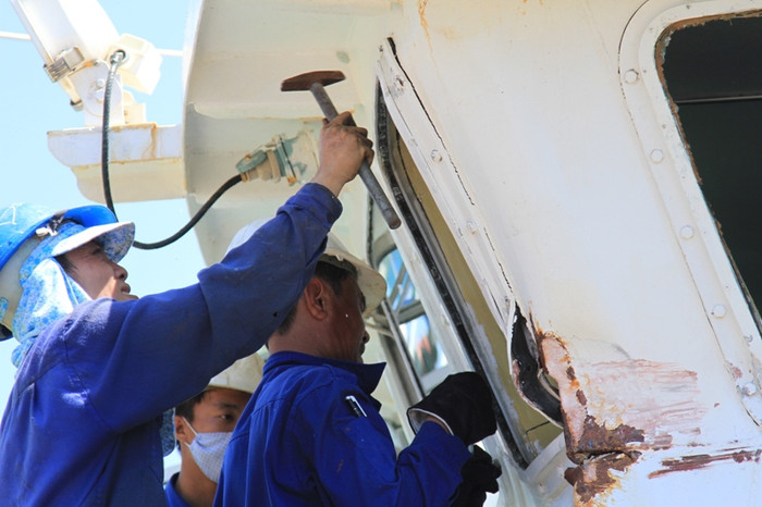 Nhiều vết đâm của tàu Trung Quốc đâm vào khu vực buồng lái của tàu Kiểm ngư Việt Nam còn mới. Các công nhân đang nhanh chóng khắc phục... Nhiều vết đâm của tàu Trung Quốc đâm vào khu vực buồng lái của tàu Kiểm ngư Việt Nam còn mới. Các công nhân đang nhanh chóng khắc phục...