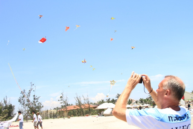 Một số du khách quốc tế rất thích thú hoạt động này và say sưa "đội nắng" ghi lại những hình ảnh đẹp. Một số du khách quốc tế rất thích thú hoạt động này và say sưa "đội nắng" ghi lại những hình ảnh đẹp.