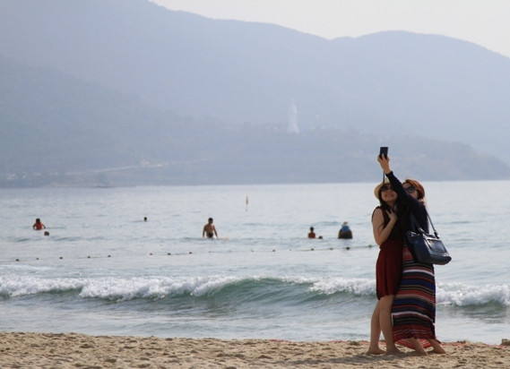 Hai cô gái đến từ Nhật Bản đã bị vẻ đẹp của biển Đà Nẵng mê hoặc và cùng nhau ghi lại hình ảnh thơ mộng này để khoe với bạn bè và gia đình. Hai cô gái đến từ Nhật Bản đã bị vẻ đẹp của biển Đà Nẵng mê hoặc và cùng nhau ghi lại hình ảnh thơ mộng này để khoe với bạn bè và gia đình.