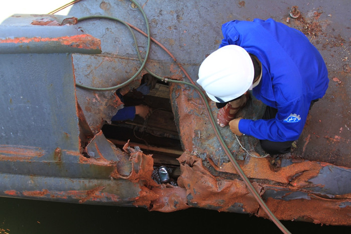 Đặc biệt, phía mạn phải tàu 703 bị tàu Trung Quốc đâm thủng một lỗ rất to... Đặc biệt, phía mạn phải tàu 703 bị tàu Trung Quốc đâm thủng một lỗ rất to...