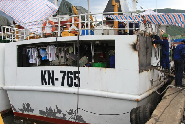 Sau hai tàu KN 767 và KN 766 vào cầu cảng Sông Thu để sửa chữa (Giaoduc.net.vn đã phản ánh), tối 22/5, hai tàu KN 765 và KN 761 cũng đã vào cầu cảng để sửa chữa hư hỏng do tàu Trung Quốc đâm, húc vào. Sau hai tàu KN 767 và KN 766 vào cầu cảng Sông Thu để sửa chữa (Giaoduc.net.vn đã phản ánh), tối 22/5, hai tàu KN 765 và KN 761 cũng đã vào cầu cảng để sửa chữa hư hỏng do tàu Trung Quốc đâm, húc vào.