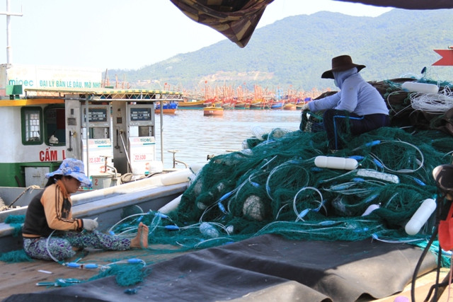 Những người phụ nữ - hậu phương vững chắc của những ngư dân đi biển, cũng ra tàu vá lại lưới cho chồng, anh, em, người thân của mình tiếp tục đi biển. Những người phụ nữ - hậu phương vững chắc của những ngư dân đi biển, cũng ra tàu vá lại lưới cho chồng, anh, em, người thân của mình tiếp tục đi biển.