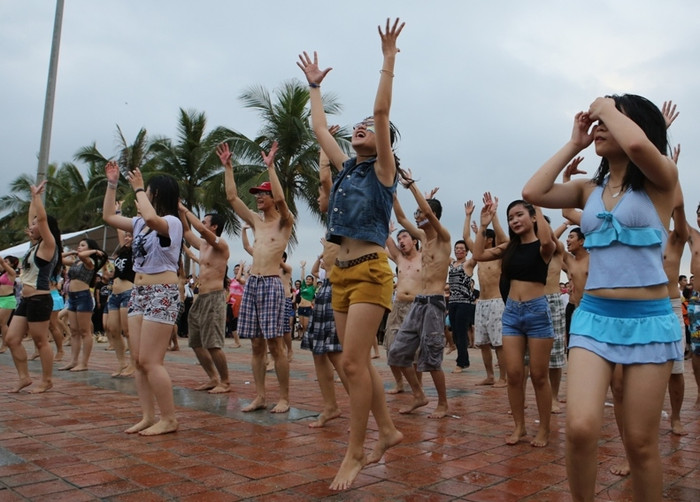 Nhiều du khách cũng hòa vào "Thủy triều dâng" khiến Công viên Biển Đông trở nên sôi động và hấp dẫn... Nhiều du khách cũng hòa vào "Thủy triều dâng" khiến Công viên Biển Đông trở nên sôi động và hấp dẫn...