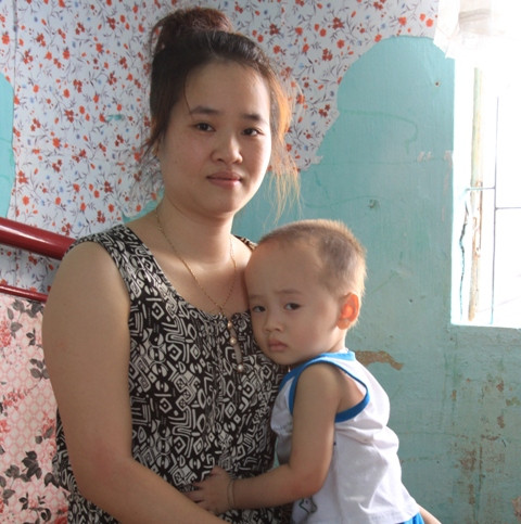 Mẹ con chị Hoàng Như Phương: "Em nói với anh ấy là ở nhà có khó khăn mấy mẹ con em vẫn tự lo được miễn sao anh vững vàng nơi đầu sóng, ngọn gió, giữ chủ quyền của mình…”. Ảnh H.Q Mẹ con chị Hoàng Như Phương: "Em nói với anh ấy là ở nhà có khó khăn mấy mẹ con em vẫn tự lo được miễn sao anh vững vàng nơi đầu sóng, ngọn gió, giữ chủ quyền của mình…”. Ảnh H.Q