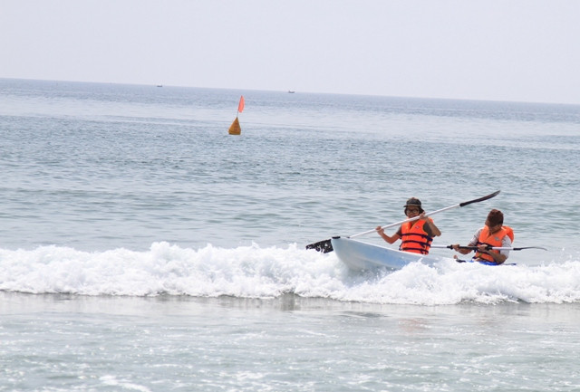 Đôi bạn cùng nhau chinh phục những cơn sóng là một trải nghiệm thú vị trong hành trình đến với phố biển Đà Nẵng. Đôi bạn cùng nhau chinh phục những cơn sóng là một trải nghiệm thú vị trong hành trình đến với phố biển Đà Nẵng.