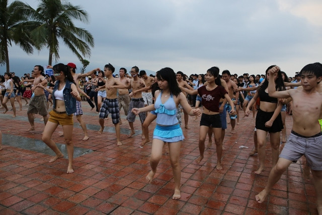 Các bạn trẻ "đốt cháy" bờ biển Đà Nẵng bằng màn trình diễn flashmob biniki "Thủy triều dâng"... Các bạn trẻ "đốt cháy" bờ biển Đà Nẵng bằng màn trình diễn flashmob biniki "Thủy triều dâng"...