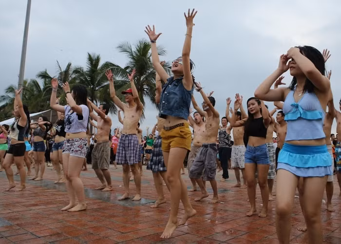 Nhiều du khách cũng hòa vào "Thủy triều dâng" khiến Công viên Biển Đông trở nên sôi động và hấp dẫn...