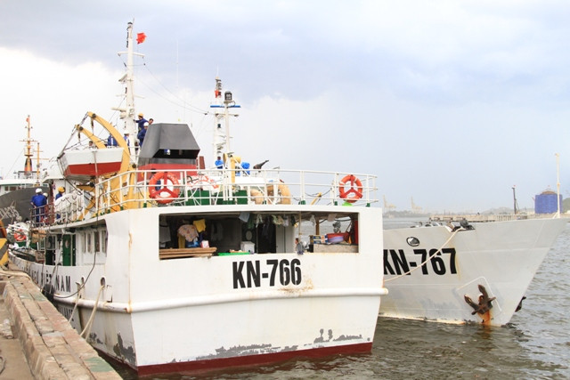 Với sự khẩn trương làm việc của hàng trăm công nhân, tối nay 23/5, các tàu KN 767, KN 761 xuất phát ra Hoàng Sa tiếp tục làm nhiệm vụ. Còn các tàu KN 766 và KN 765 sẽ xuất phát ra Hoàng Sa vào sáng 24/5 cùng các tàu kiểm ngư và cảnh sát biển tiếp tục bảo vệ chủ quyền thiêng liêng của Tổ quốc. Với sự khẩn trương làm việc của hàng trăm công nhân, tối nay 23/5, các tàu KN 767, KN 761 xuất phát ra Hoàng Sa tiếp tục làm nhiệm vụ. Còn các tàu KN 766 và KN 765 sẽ xuất phát ra Hoàng Sa vào sáng 24/5 cùng các tàu kiểm ngư và cảnh sát biển tiếp tục bảo vệ chủ quyền thiêng liêng của Tổ quốc.