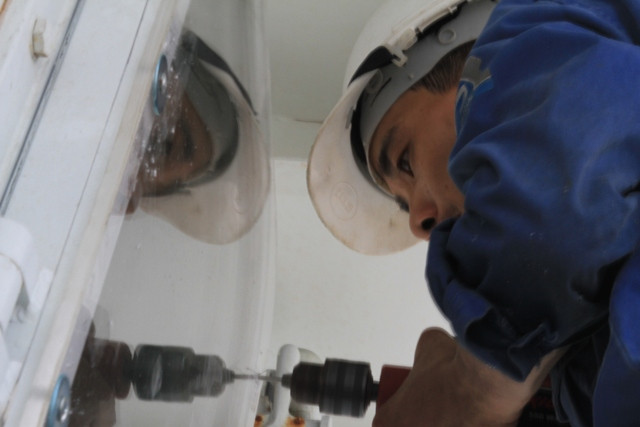 Nhiều kính dày nhưng cũng bị tàu Trung Quốc phun vòi rồng gây vỡ. Công nhân nhanh chóng lắp lại kính khác để tàu vững vàng hơn. Nhiều kính dày nhưng cũng bị tàu Trung Quốc phun vòi rồng gây vỡ. Công nhân nhanh chóng lắp lại kính khác để tàu vững vàng hơn.