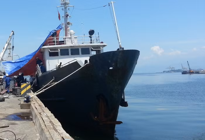 Ngày 26/5, tàu kiểm ngư 703 đang được sửa chữa tại Đà Nẵng sau khi trước đó trong lúc thực hiện nhiệm vụ đẩy đuổi giàn khoan Hải Dương 981 của Trung Quốc hạ đặt trái phép trên vùng biển Việt Nam, bị tàu của Trung Quốc đâm vào gây hư hỏng.