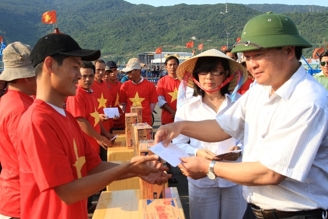 Ngoài tặng quà và áo ra, mỗi tàu ngư dân vươn khơi chiều nay được tặng 5 triệu đồng. Số tiền này do anh em Hội Doanh nghiệp quận Hải Châu quyên góp trao tặng. Ngoài tặng quà và áo ra, mỗi tàu ngư dân vươn khơi chiều nay được tặng 5 triệu đồng. Số tiền này do anh em Hội Doanh nghiệp quận Hải Châu quyên góp trao tặng.