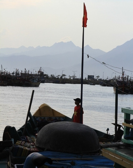 Trời chiều muộn. Những con tàu mang "Tổ quốc" ra khơi... Trời chiều muộn. Những con tàu mang "Tổ quốc" ra khơi...