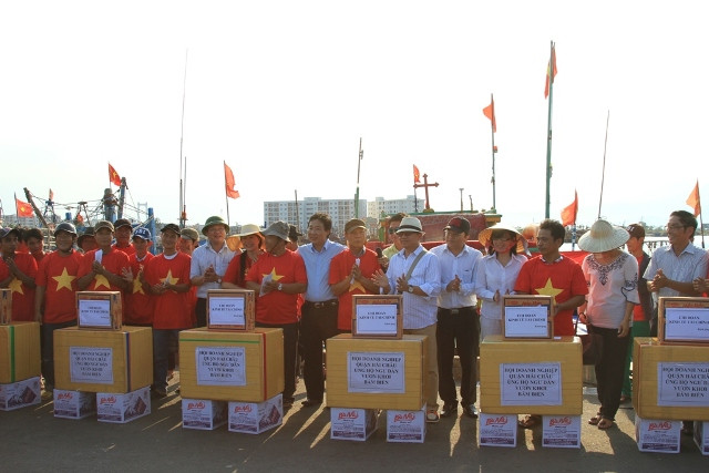 Trong số 10 tàu được tặng quà và tiền mặt, chiều nay có 6 tàu với hơn 100 lao động "xuất quân", tiến thẳng ra vùng biển Hoàng Sa đánh bắt cá, bảo vệ chủ quyền. Không khí vui tươi, phấn khởi tràn ngập khắp cầu cảng. Trong số 10 tàu được tặng quà và tiền mặt, chiều nay có 6 tàu với hơn 100 lao động "xuất quân", tiến thẳng ra vùng biển Hoàng Sa đánh bắt cá, bảo vệ chủ quyền. Không khí vui tươi, phấn khởi tràn ngập khắp cầu cảng.