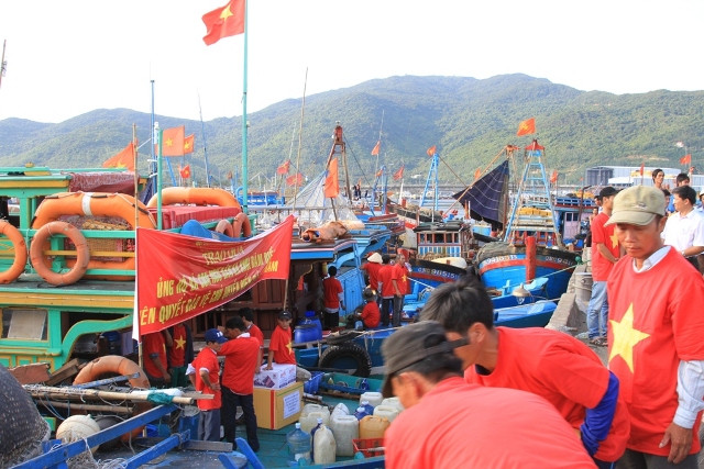 Chiều 15/5, tại cầu cảng số 1, Âu thuyền Thọ Quang, quận Sơn Trà, Đà Nẵng, hơn một trăm ngư dân Đà Nẵng đã được Hội Doanh nghiệp quận Hải Châu tặng quà, tiền mặt và hàng trăm chiếc áo mang hình lá cờ Tổ quốc để tiến ra vùng biển Hoàng Sa đánh bắt hải sản, bảo vệ, khẳng định chủ quyền đất nước. Chiều 15/5, tại cầu cảng số 1, Âu thuyền Thọ Quang, quận Sơn Trà, Đà Nẵng, hơn một trăm ngư dân Đà Nẵng đã được Hội Doanh nghiệp quận Hải Châu tặng quà, tiền mặt và hàng trăm chiếc áo mang hình lá cờ Tổ quốc để tiến ra vùng biển Hoàng Sa đánh bắt hải sản, bảo vệ, khẳng định chủ quyền đất nước.