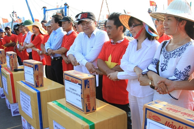 Tất cả nắm chặt tay nhau, rất xúc động trước giờ xuất phát. Cả người đi ra biển lẫn người ở nhà, ai cũng mong biển trời quê hương bình yên và chúng ta đoàn kết lại để bảo vệ chủ quyền. Tất cả nắm chặt tay nhau, rất xúc động trước giờ xuất phát. Cả người đi ra biển lẫn người ở nhà, ai cũng mong biển trời quê hương bình yên và chúng ta đoàn kết lại để bảo vệ chủ quyền.