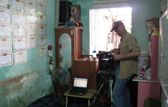 Ông Larry Vetter còn ghi lại hình ảnh Toàn và Nghĩa và những nạn nhân chất độc da cam khác để cho người dân toàn thế giới biết . Ông xem đó là sự cứu rỗi cho tâm hồn ông. Ảnh H.Q