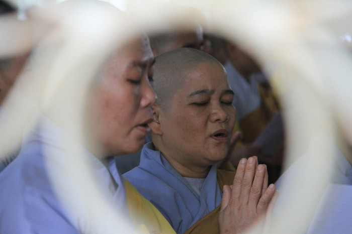 “Hận thù diệt hận thù, đời này không hề có. Tình thương diệt hận thù, là định luật ngàn thu”. Đó là lời khuyên của Đức Phật cho những ai tuyên thuyết một học thuyết về sự đối kháng, sân hận và cho những ai dẫn dắt nhân loại vào chiến tranh và phản loạn chống lại nhau. “Hận thù diệt hận thù, đời này không hề có. Tình thương diệt hận thù, là định luật ngàn thu”. Đó là lời khuyên của Đức Phật cho những ai tuyên thuyết một học thuyết về sự đối kháng, sân hận và cho những ai dẫn dắt nhân loại vào chiến tranh và phản loạn chống lại nhau.