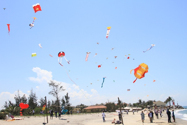 Chiều 17/5, tại bờ biển của khách sạn Victoria Hội An (TP Hội An, tỉnh Quảng Nam), hơn 100 con diều với nhiều chủ đề khác nhau tung bay trên bầu trời tranh tài "Hội thi Diều Victoria lần thứ 10". Chiều 17/5, tại bờ biển của khách sạn Victoria Hội An (TP Hội An, tỉnh Quảng Nam), hơn 100 con diều với nhiều chủ đề khác nhau tung bay trên bầu trời tranh tài "Hội thi Diều Victoria lần thứ 10".