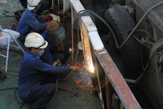 Các mạn tàu thường "bị thương" nhiều nhất. Mặc dù mạn tàu thép rất dày và chắc chắn nhưng đã bị tàu Trung Quốc đâm rất mạnh nên bị hư hỏng nặng. Các mạn tàu thường "bị thương" nhiều nhất. Mặc dù mạn tàu thép rất dày và chắc chắn nhưng đã bị tàu Trung Quốc đâm rất mạnh nên bị hư hỏng nặng.