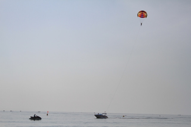 Được bay trên bầu trời, giữa biển mênh mông ngắm nhìn thành phố biển Đà Nẵng là điều tuyệt vời nhất khi lưu lại thành phố này. Được bay trên bầu trời, giữa biển mênh mông ngắm nhìn thành phố biển Đà Nẵng là điều tuyệt vời nhất khi lưu lại thành phố này.