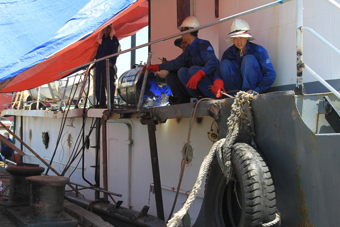 Ngoài ra, phía cabin, cửa kính của tàu kiểm ngư 703 bị tàu Trung Quốc đâm, phun vòi rồng...nên bị hư hỏng nặng. Ngoài ra, phía cabin, cửa kính của tàu kiểm ngư 703 bị tàu Trung Quốc đâm, phun vòi rồng...nên bị hư hỏng nặng.