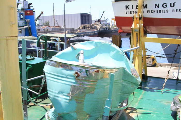 Bồn nước trên tàu KN 766 cũng bị tàu Trung Quốc đâm móp méo, biến dạng. Bồn nước trên tàu KN 766 cũng bị tàu Trung Quốc đâm móp méo, biến dạng.