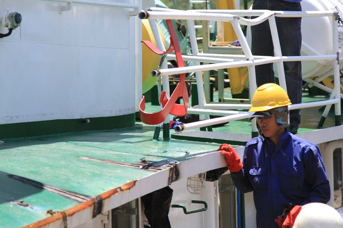 Lan can và mạn tàu phía bên trái của tàu KN 766 bị tàu Trung Quốc đâm gây hư hỏng nặng. Lan can và mạn tàu phía bên trái của tàu KN 766 bị tàu Trung Quốc đâm gây hư hỏng nặng.