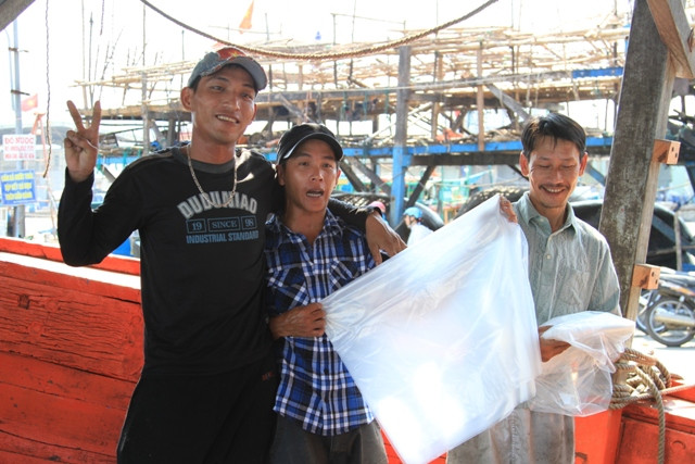 Một số tàu đã chuẩn bị xong nhiên liệu, thực phẩm...Anh em ai nấy đều phấn khởi trước giờ xuất phát. Một số tàu đã chuẩn bị xong nhiên liệu, thực phẩm...Anh em ai nấy đều phấn khởi trước giờ xuất phát.