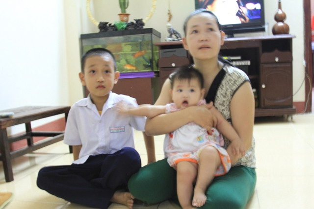 Cháu Thái Nhật Thành (trái) cùng mẹ và em. Cháu Thành tâm sự, sau này lớn lên Thành cũng sẽ làm một chiến sỹ Cảnh sát biển Việt Nam, tiếp nối cha bảo vệ chủ quyền biển đảo. Ảnh H.Q Cháu Thái Nhật Thành (trái) cùng mẹ và em. Cháu Thành tâm sự, sau này lớn lên Thành cũng sẽ làm một chiến sỹ Cảnh sát biển Việt Nam, tiếp nối cha bảo vệ chủ quyền biển đảo. Ảnh H.Q