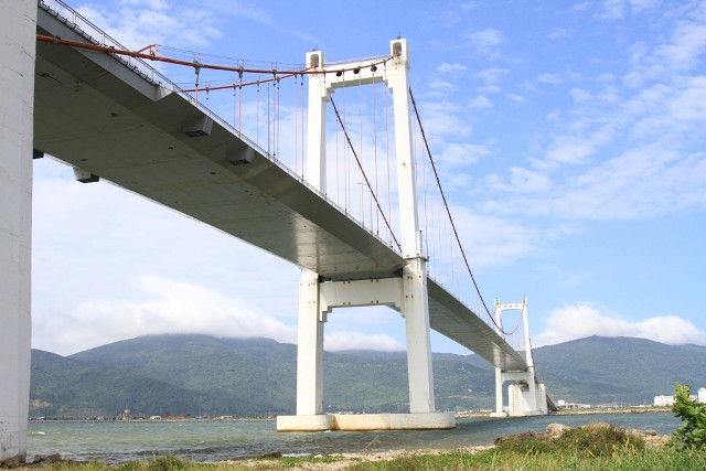Cầu Thuận Phước được thiết kế theo mô hình cầu treo dây võng với 3 nhịp liên tục có khẩu độ lớn nhất Việt Nam (405m), rộng 18m dành cho 4 làn xe; có 2 trụ tháp cao 80m tính từ đỉnh bệ cọc…có tổng vốn xây dựng hơn 1.000 tỷ đồng. Cầu Thuận Phước được thiết kế theo mô hình cầu treo dây võng với 3 nhịp liên tục có khẩu độ lớn nhất Việt Nam (405m), rộng 18m dành cho 4 làn xe; có 2 trụ tháp cao 80m tính từ đỉnh bệ cọc…có tổng vốn xây dựng hơn 1.000 tỷ đồng.