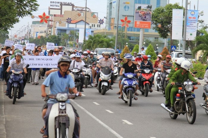 Đoàn người mittinh phản đối Trung Quốc xâm lấn lãnh hải Việt Nam trong trật tự. Nhiều người đi đường cũng đã hòa vào dòng người đi theo phản đối hành động ngang ngược, sai trái của Trung Quốc. Đoàn người mittinh phản đối Trung Quốc xâm lấn lãnh hải Việt Nam trong trật tự. Nhiều người đi đường cũng đã hòa vào dòng người đi theo phản đối hành động ngang ngược, sai trái của Trung Quốc.